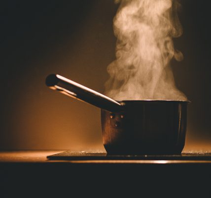 Tradycyjne akcesoria kuchenne w nowoczesnej kuchni