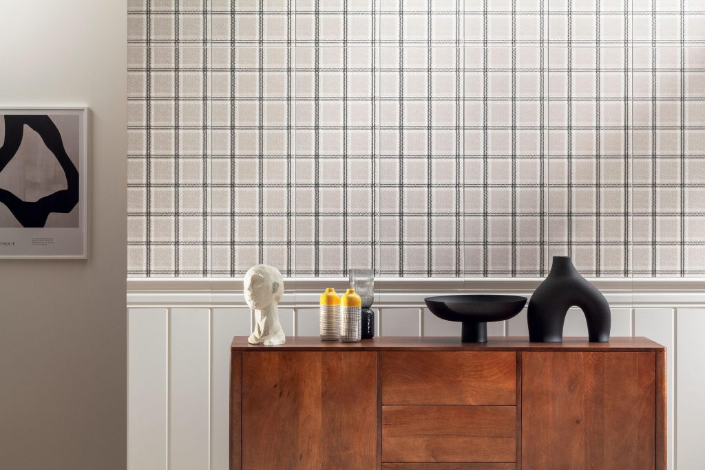 Modne płytki o wzorze kraty i drewniane meble z dodatkami