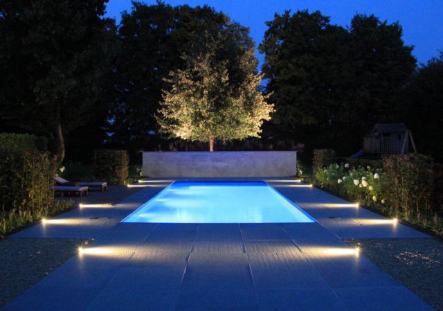 oświetlenie dogruntowe led przy basenie
