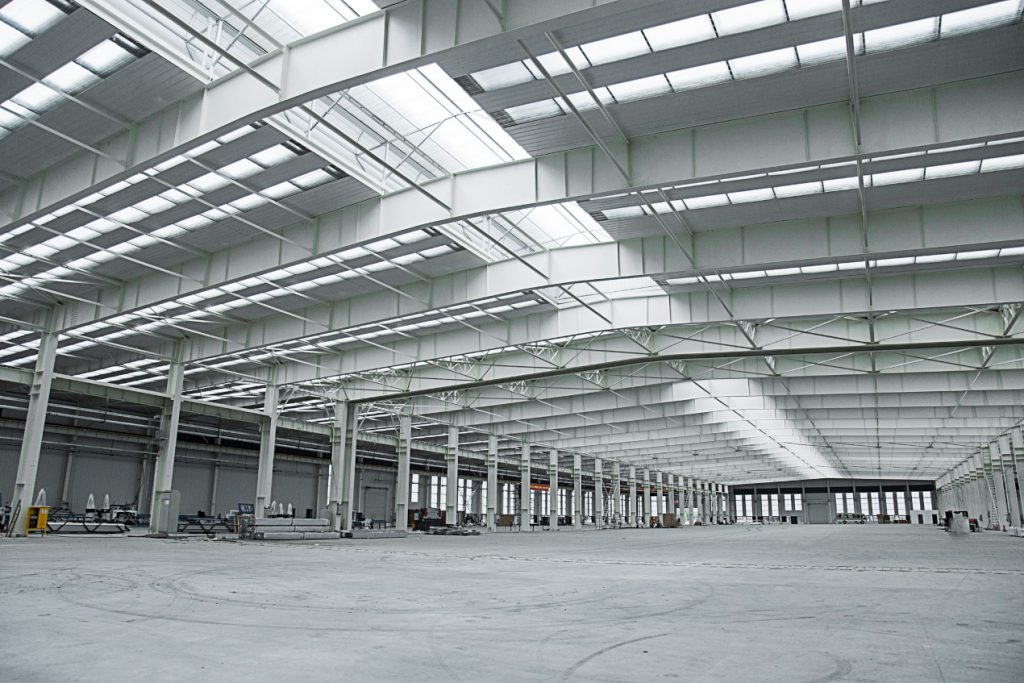 Zalety budowy hali przemysłowej