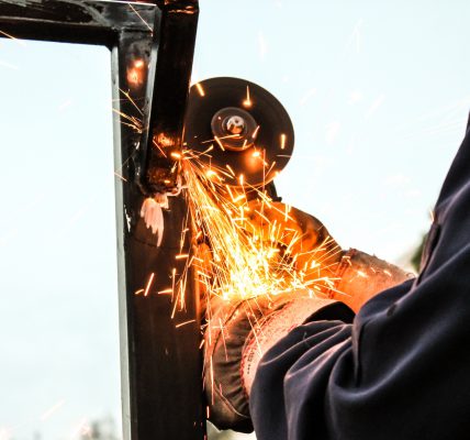 Szlifierki do metalu - do czego służą?