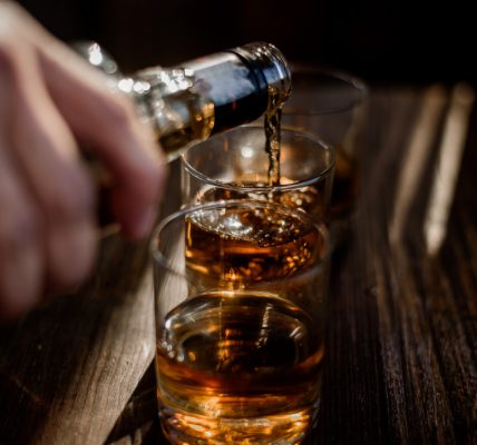 Jakie wybrać naczynia do serwowania mocnych alkoholi?