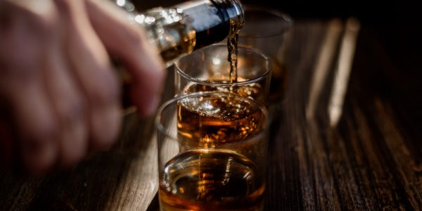 Jakie wybrać naczynia do serwowania mocnych alkoholi?