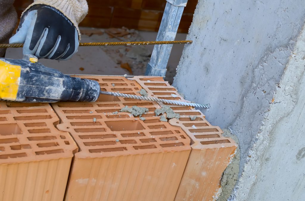 przyczyny uszkodzeń powierzchni żelbetowych