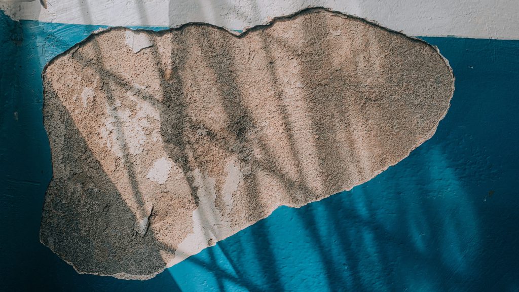 jak naprawić ubytki w ścianie