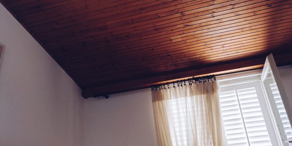 pęknięcie na suficie