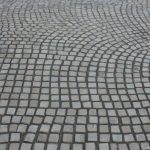 ile powinna wystawać kostka brukowa