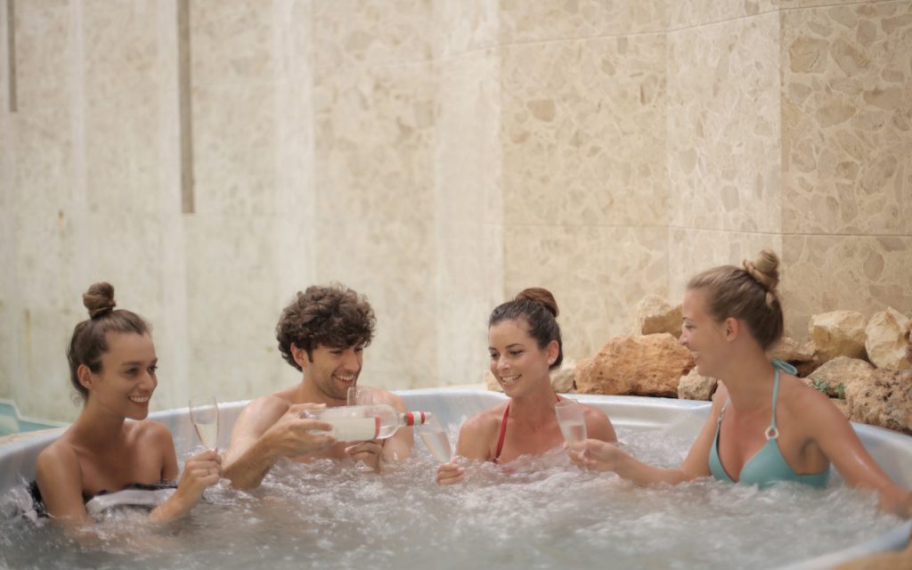 jacuzzi dmuchane w ogrodzie